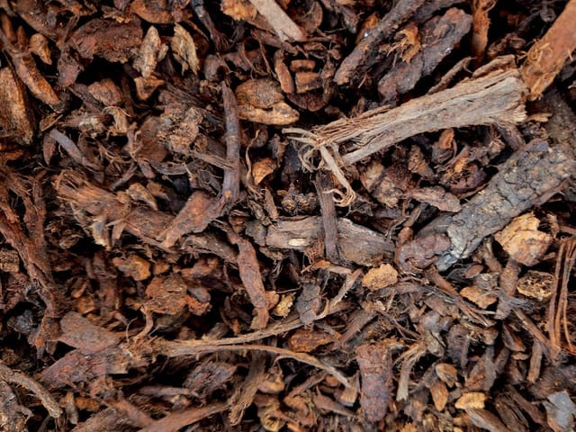 Black double-shredded hardwood mulch